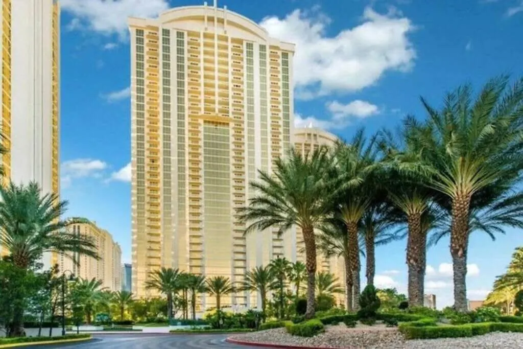 Contactos de Stunning Strip View Balcony Mgm 22621 One Br